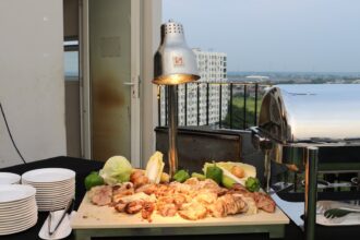 Santap Malam BBQ dengan Panorama Langit Malam di Rooftop Swiss-Belinn Cikarang