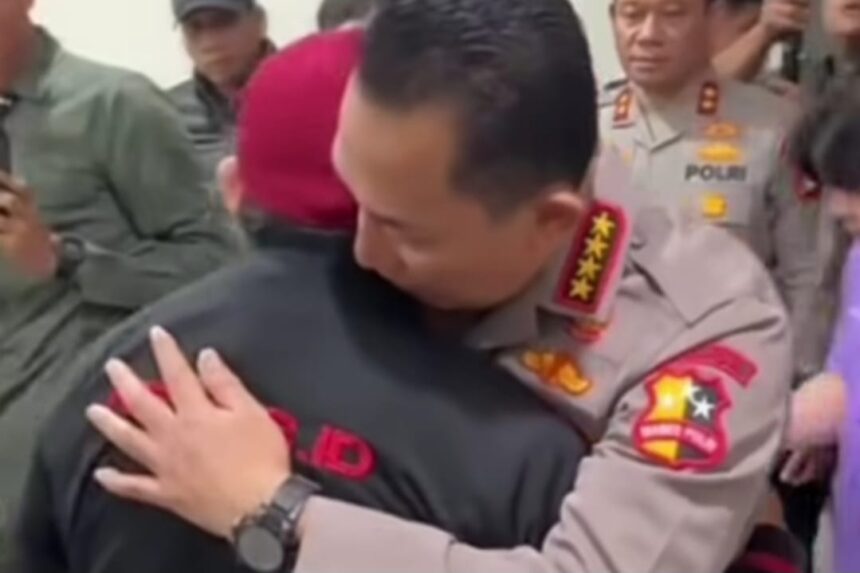 Momen Kapolri Jenderal Listyo Sigit Prabowo memeluk ayah pengemudi online yang ditabrak baraccuda Brimob di RSCM. Foto: Tangkap layar IG @fakta.jakarta