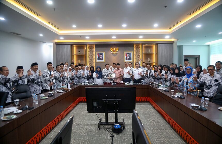 Audiensi Pengurus Persatuan Guru Republik Indonesia (PGRI) Provinsi DKI Jakarta di Gedung DPRD DKI Jakarta, Rabu (27/8).