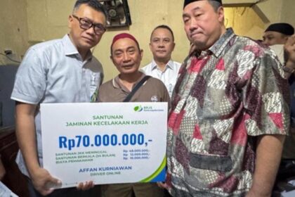 Ahli waris almarhum Affan Kurniawan menerima santunan total sebesar Rp70 juta yang terdiri dari Santunan Kecelakaan Kerja Meninggal Dunia senilai Rp48 juta, Santunan Berkala Rp12 juta dan Biaya Pemakaman senilai Rp10 juta. Santunan diberikan langsung Direktur Utama BPJS Ketenagakerjaan, Pramudya Iriawan Buntoro beserta jajaran di kediaman ahli waris, Affan Kurniawan. Foto: BPJS Ketenagakerjaan