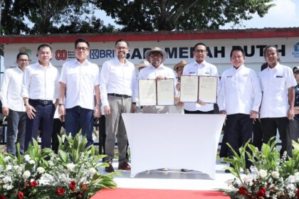 Peluncuran Program Sapi Merah Putih diselenggarakan pada pameran flora dan fauna atau Flona 2025 di Lapangan Banteng, Jakarta, pada Jumat (29/8/2025). Hadir dalam acara tersebut Menteri Perencanaan Pembangunan Nasional (PPN) dan Kepala Badan Perencanaan Pembangunan Nasional (Bappenas) RI Rachmat Pambudy, Direktur Utama BRI Hery Gunardi serta Direktur Network & Retail Funding BRI Aquarius Rudianto. Foto: Dok BRI