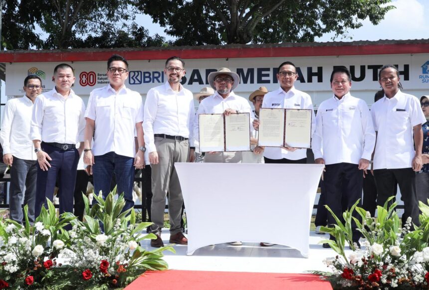 Peluncuran Program Sapi Merah Putih diselenggarakan pada pameran flora dan fauna atau Flona 2025 di Lapangan Banteng, Jakarta, pada Jumat (29/8/2025). Hadir dalam acara tersebut Menteri Perencanaan Pembangunan Nasional (PPN) dan Kepala Badan Perencanaan Pembangunan Nasional (Bappenas) RI Rachmat Pambudy, Direktur Utama BRI Hery Gunardi serta Direktur Network & Retail Funding BRI Aquarius Rudianto. Foto: Dok BRI