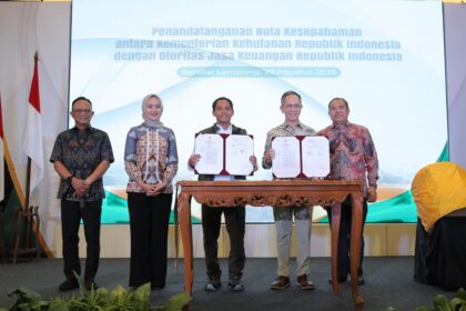 Penandatanganan Nota Kesepahaman dilakukan oleh Ketua Dewan Komisioner OJK Mahendra Siregar dan Menteri Kehutanan Raja Juli Antoni, di Bandar Lampung, Jumat (29/8/2025). Foto: Dok OJK