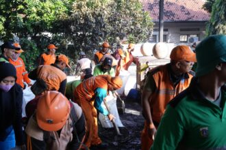 Ribuan pasukan pelangi, jajaran Pemerintah Kota Administrasi Jakarta Timur, saat melakukan aksi kerja bakti bersama membersihkan fasilitas umum (Fasum) di Jalan Matraman Raya, Kecamatan Jatinegara, Jakarta Timur, Minggu (31/8/2025). Foto: Joesvicar Iqbal/ipol.id