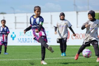 Putri Lestari dan Adzkiya Almira Shakeena berebut bola pada partai pamungkas KU 10 MilkLife Soccer Challenge Seri 1 2025 - 2026 di Supersoccer Arena, Minggu 3 Agustus 2025.