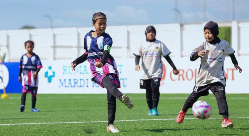Putri Lestari dan Adzkiya Almira Shakeena berebut bola pada partai pamungkas KU 10 MilkLife Soccer Challenge Seri 1 2025 - 2026 di Supersoccer Arena, Minggu 3 Agustus 2025.