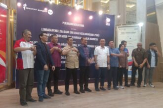 Direktur LPDUK/Inaspro Ferry Juniarto Kono bersalaman dengan Sekretaris Daerah (Sekda) Pemerintah Provinsi Sumsel, Edward Candra usai penandatanganan PKS di Media Centre Kemenpora, Senayan, Jakarta, Selasa (5/8/2025) malam. Foto/ipol