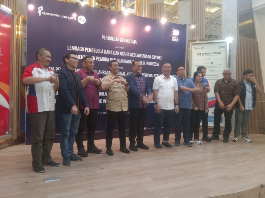Direktur LPDUK/Inaspro Ferry Juniarto Kono bersalaman dengan Sekretaris Daerah (Sekda) Pemerintah Provinsi Sumsel, Edward Candra usai penandatanganan PKS di Media Centre Kemenpora, Senayan, Jakarta, Selasa (5/8/2025) malam. Foto/ipol