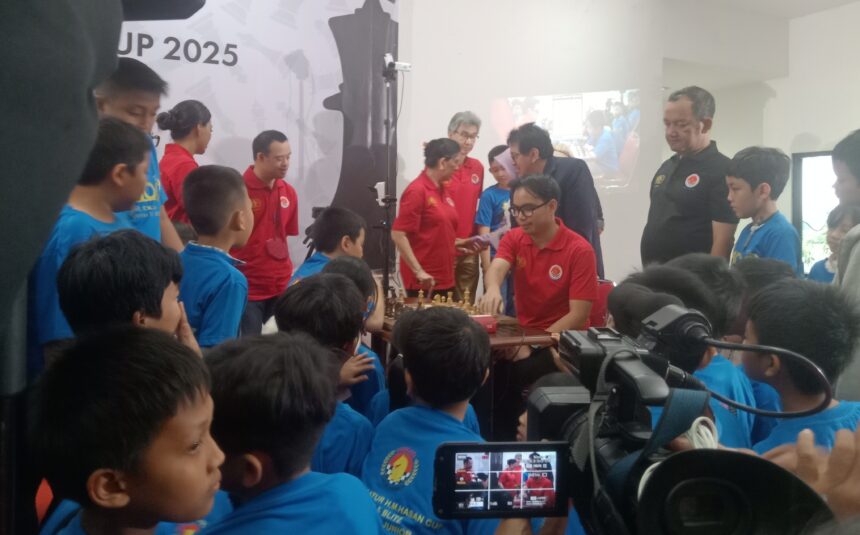 Sebanyak 200 pecatur ambil bagian pada Festival Catur H. M. Hasan Cup 2015 di Gedung KONI DKI Jakarta, 23 – 24 Agustus 2025. Kejuaraan ini juga digelar untuk mengenang100 tahun wafatnya Alm. H.M Hasan.