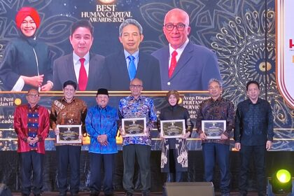 Menakertrans 2005-2009, Erman Suparno bersama para pembicara di ajang Best Human Capital Award. Foto: Timur / ipol.id