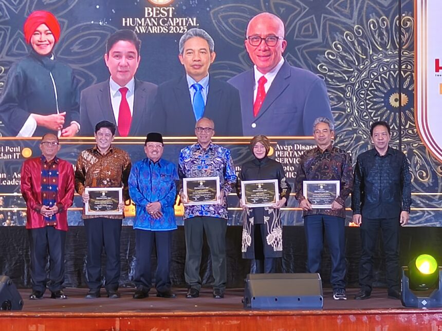 Menakertrans 2005-2009, Erman Suparno bersama para pembicara di ajang Best Human Capital Award. Foto: Timur / ipol.id