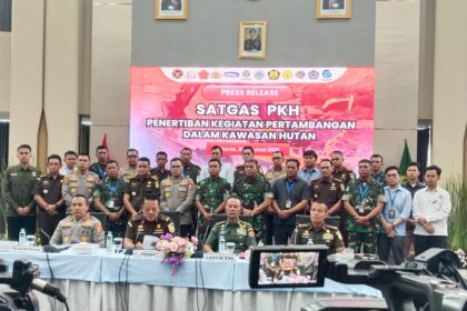 Ketua Pelaksana Satgas PKH yang juga Jaksa Agung Muda Pidana Khusus (JAM Pidsus), Febrie Adriansyah (kedua dari kiri depan). Foto: Yudha Krastawan/ipol.id