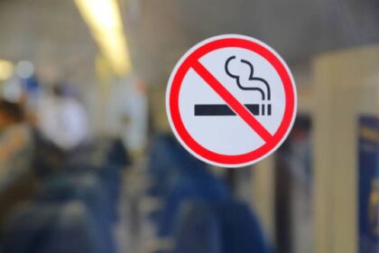 Tanda Dilarang Merokok di Kereta. Foto: Istock @Laser1987