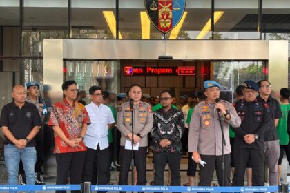 Kadiv Propam Polri Irjen Pol Abdul Karim berbicara dalam konferensi pers di Gedung Propam Polri, Jakarta, Jumat (29/8/2025). Foto: Humas Polri