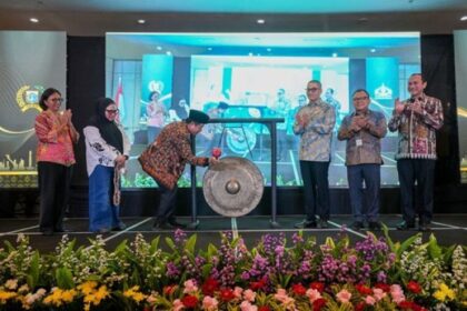 Pembukaan acara Bimbingan Teknis (Bimtek) bagi pimpinan dan anggota DPRD DKI Jakarta di Hotel Mercure Batavia, 24–26 Agustus 2025. (dok. Sekretariat DPRD Provinsi DKI Jakarta)