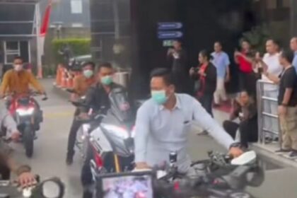 Tim KPK saat memamerkan sejumlah kendaraan bermotor yang disita dalam OTT Wamenaker. Foto: Instagram @infojabodetabek