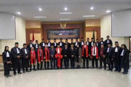 Ketum Perkumpulan Profesi Pengacara Indonesia (PROPINDO), Roy Sirait, Sekretaris Jenderal Propindo, Heikal Safar, Ketua Harian DPP Propindo, Yurisman, Bendahara Umum Propindo, Nofalia Heikal, dan Ketua Pengadilan Tinggi Makassar, Zainuddin, bersama puluhan pengurus Propindo usai pengambilan sumpah sebagai advokat di Pengadilan Tinggi Makassar, Kamis (14/8/2025). Foto: Ist