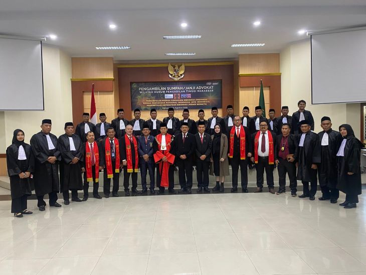 Ketum Perkumpulan Profesi Pengacara Indonesia (PROPINDO), Roy Sirait, Sekretaris Jenderal Propindo, Heikal Safar, Ketua Harian DPP Propindo, Yurisman, Bendahara Umum Propindo, Nofalia Heikal, dan Ketua Pengadilan Tinggi Makassar, Zainuddin, bersama puluhan pengurus Propindo usai pengambilan sumpah sebagai advokat di Pengadilan Tinggi Makassar, Kamis (14/8/2025). Foto: Ist