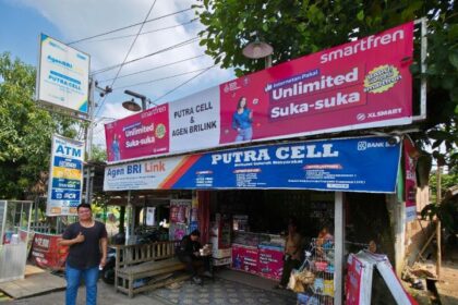 Sony Pranata sukses membangun jaringan toko AgenBRILink yang tersebar di Desa Ulak Pandan, Kabupaten Lahat, Sumatera Selatan. Foto: Dok BRI