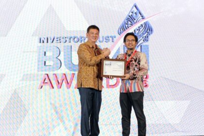 Direktur Keuangan dan Manajemen Risiko AdMedika Danang Rizki Ginanjar (kanan) menerima penghargaan Excellence Performance Award: Excellence in Health Insurance Infrastructure dalam ajang BUMN Awards 2025. Foto: Telkom Indonesia