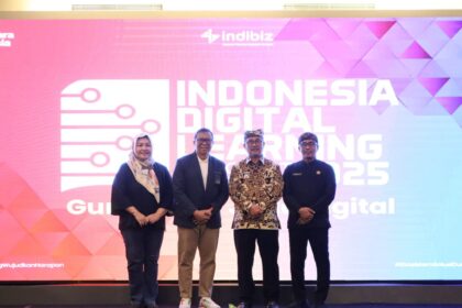 (kiri ke kanan) SM Regional SME Service Telkom Sonya Soraya, GM Telkom Priangan Timur Nugroho Setio Budi, Bupati Cirebon Drs. H. Imron Rosyadi, M.Ag, dan Kadisdik Prov. Jabar, Dr. H. Purwanto, S.Pd.,M.Pd pada acara Indonesia Digital Learning (IDL) 2025, beberapa waktu yang lalu. Foto: Telkom Indonesia