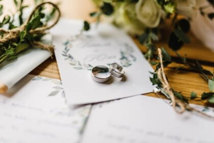 Ilustrasi, cincin pernikahan, Kondisi memprihatinkan terjadi di Madiun dalam kurun waktu tujuh bulan ini, ada 16 anak bawah umur terpaksa menikah dini karena dalam kondisi hamil. Foto: Istock @Serhii Sobolevskyi