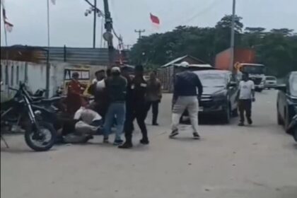 Pengeroyokan saat penyegelan pabrik di Banten. Foto: Tangkapan layar video viral