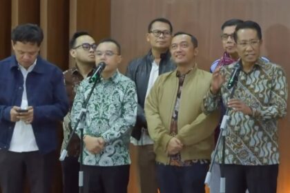 Menteri Hukum Supratman Andi Agtas memberi keterangan di kompleks parlemen, Senayan, Jakarta, Kamis (31/7/2025) malam. Foto: ipol.id