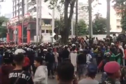 Massa kembali gelar aksi di depan Mako Brimob Kwitang, Sabtu (30/8/2025). Foto: ipol.id