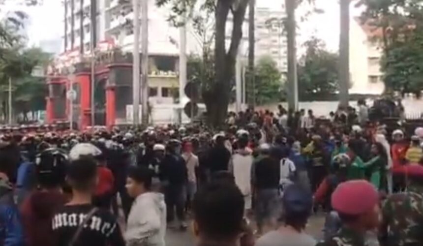 Massa kembali gelar aksi di depan Mako Brimob Kwitang, Sabtu (30/8/2025). Foto: ipol.id
