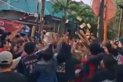 Massa berebut uang dari brankas milik Sahroni. Foto: ipol.id