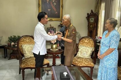 Wakil Presiden Gibran Rakabuming Raka mengunjungi kediaman Wapres ke-6 RI Jenderal (Purn) Try Sutrisno, Rabu (13/8/2025). Foto: BPMI Setwapres