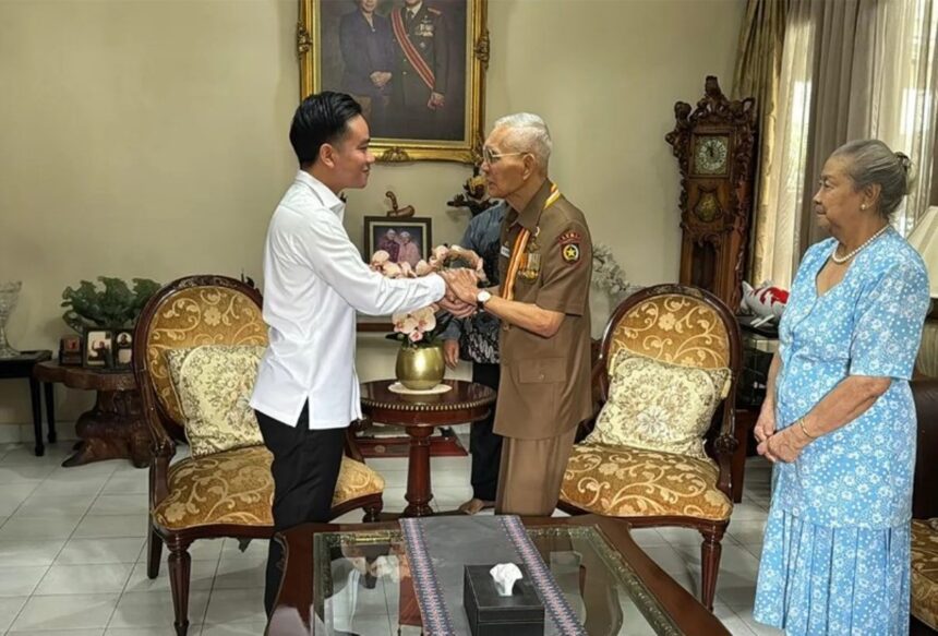 Wakil Presiden Gibran Rakabuming Raka mengunjungi kediaman Wapres ke-6 RI Jenderal (Purn) Try Sutrisno, Rabu (13/8/2025). Foto: BPMI Setwapres