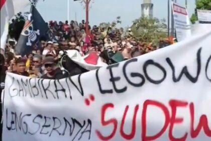 Demonstran tuntut Buati Pati mundur