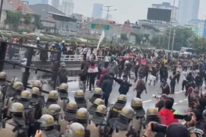 Demo di depan gedung DPR, Senin (25/8/2025). Foto: ipol.id