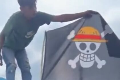 Warga kibarkan bendera one piece. Foto: Tangkapan video X