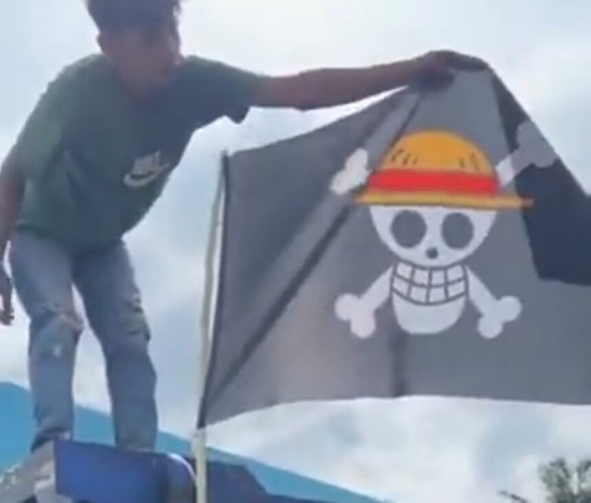 Warga kibarkan bendera one piece. Foto: Tangkapan video X