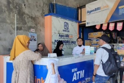 Di Kecamatan Bontonompo, Kabupaten Gowa, Provinsi Sulawesi Selatan, AgenBRILink Podomoro Jaya yang dikelola oleh Syamsuardi sejak 2017 menjadi bagian dari jaringan BRI yang berperan aktif dalam menjembatani kebutuhan finansial masyarakat, terutama petani. Foto: Dok BRI