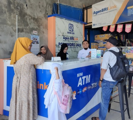 Di Kecamatan Bontonompo, Kabupaten Gowa, Provinsi Sulawesi Selatan, AgenBRILink Podomoro Jaya yang dikelola oleh Syamsuardi sejak 2017 menjadi bagian dari jaringan BRI yang berperan aktif dalam menjembatani kebutuhan finansial masyarakat, terutama petani. Foto: Dok BRI