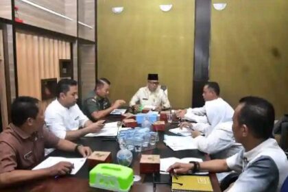 Sekda Kabupaten Musi Rawas H Ali Sadikin (tengah) saat memimpin Rapat Koordinasi (Rakor) lokasi calon cetak sawah bertempat di Ruang Kerja Sekda Kabupaten Musi Rawas, Provinsi Sumatera Selatan (Sumsel), Jumat (22/8/2025). Foto: Ist