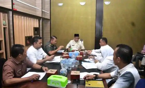 Sekda Kabupaten Musi Rawas H Ali Sadikin (tengah) saat memimpin Rapat Koordinasi (Rakor) lokasi calon cetak sawah bertempat di Ruang Kerja Sekda Kabupaten Musi Rawas, Provinsi Sumatera Selatan (Sumsel), Jumat (22/8/2025). Foto: Ist