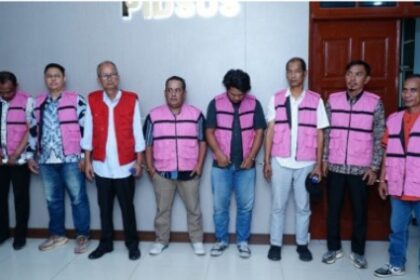 Delapan tersangka korupsi berjamaah proyek pembangunan dan perbaikan jalan pada Dinas Pekerjaan Umum dan Penataan Ruang (PUPR) di Kabupaten Batubara Tahun Anggaran (TA) 2023 senilai Rp 43 miliar. Foto: Seksi Penkum Kejatisu