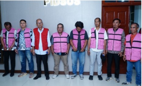 Delapan tersangka korupsi berjamaah proyek pembangunan dan perbaikan jalan pada Dinas Pekerjaan Umum dan Penataan Ruang (PUPR) di Kabupaten Batubara Tahun Anggaran (TA) 2023 senilai Rp 43 miliar. Foto: Seksi Penkum Kejatisu