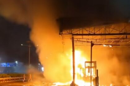 Salah satu gerbang tol yang jadi sasaran pembakaran dalam aksi unjuk rasa berujung ricuh pada Jumat (29/8/2025). Foto: Tangkap layar Tiktok @infojakarta