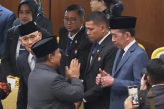 Presiden Prabowo Subianto menyalami Jokowi usai Sidang Tahunan MPR RI di Gedung Nusantara, Kompleks Parlemen, Jakarta, Jumat (15/8/2025). Foto: Tangkapan layar YouTube Sekretariat Presiden