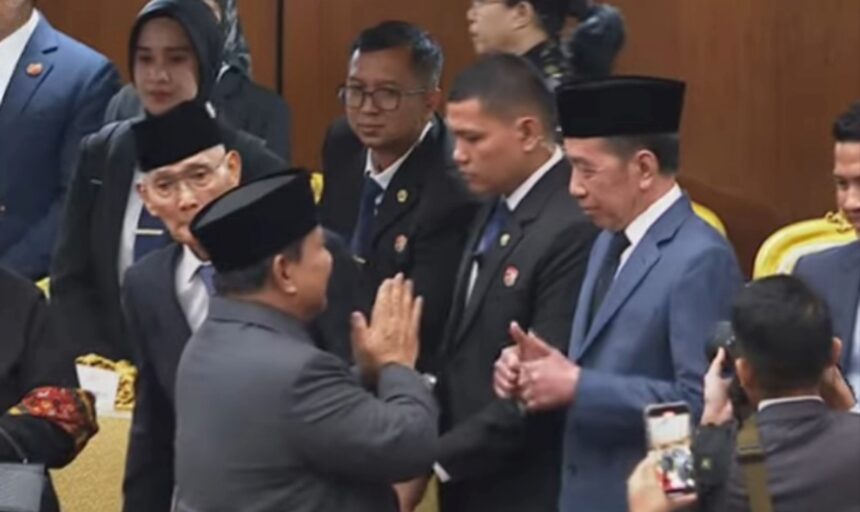 Presiden Prabowo Subianto menyalami Jokowi usai Sidang Tahunan MPR RI di Gedung Nusantara, Kompleks Parlemen, Jakarta, Jumat (15/8/2025). Foto: Tangkapan layar YouTube Sekretariat Presiden