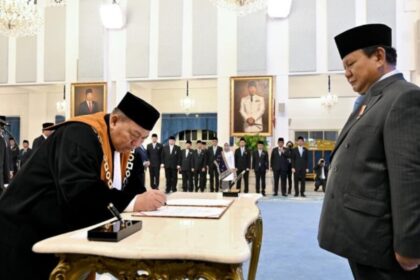 Presiden Prabowo Subianto menyaksikan penandatanganan berita acara pengucapan sumpah Suharto sebagai Wakil Ketua Mahkamah Agung Bidang Yudisial di Istana Negara, Jakarta, Senin (25/8/2025). Foto: BPMI Setpres