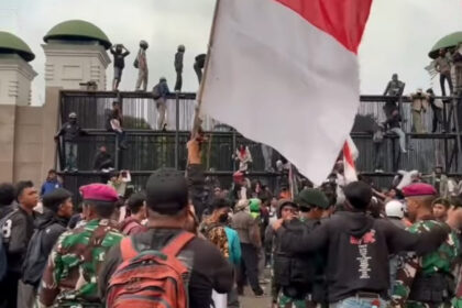 Demonstran merangsek masuk setelah pagar jebol di kompleks parlemen, Jakarta, Jumat (29/8/2025). Foto: ipol.id