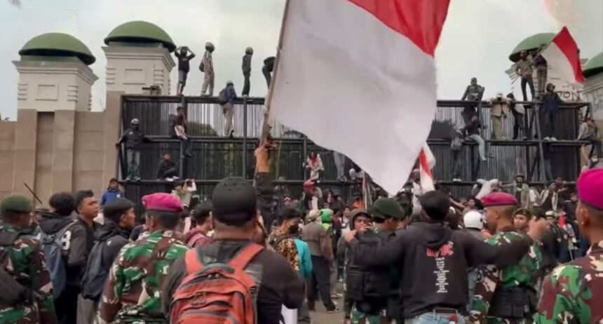 Demonstran merangsek masuk setelah pagar jebol di kompleks parlemen, Jakarta, Jumat (29/8/2025). Foto: ipol.id