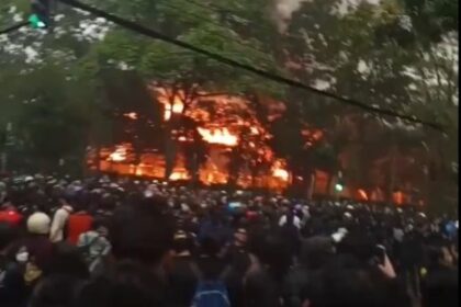 Massa demonstrasi membakar bangunan di Kota Bandung, Jawa Barat, Jumat (29/8/2025). Foto: Tangkapan video X @Decewon